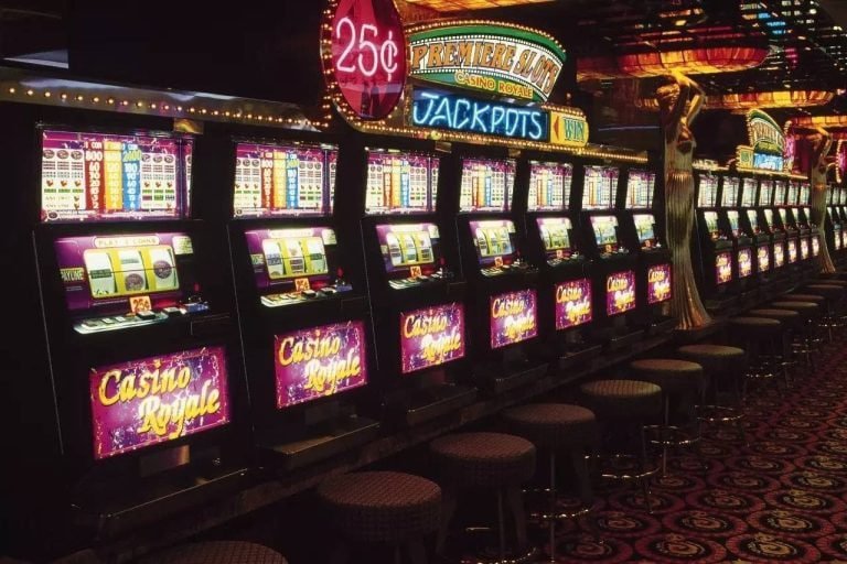 Privacy and responsible gaming notes beside live casino browsing on 9777 app